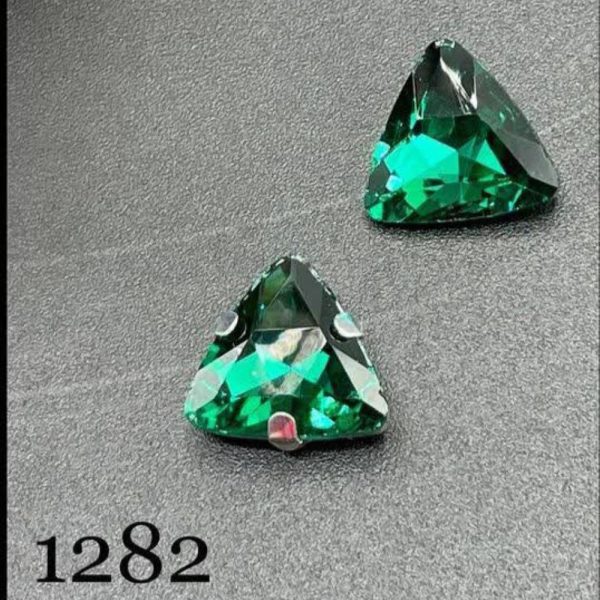 نگین مثلث به ابعاد 1*1 سبز زمردی کد: 1282