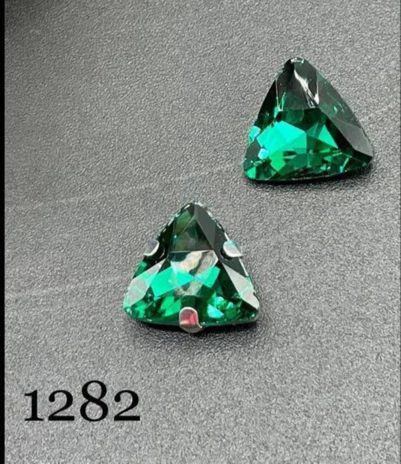 نگین مثلث به ابعاد 1*1 سبز زمردی  کد:  1282 - Image 1